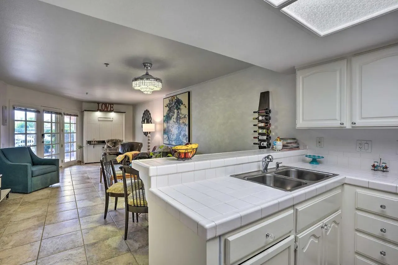 Condo With Patio, Walk To Downtown Palm Springs!