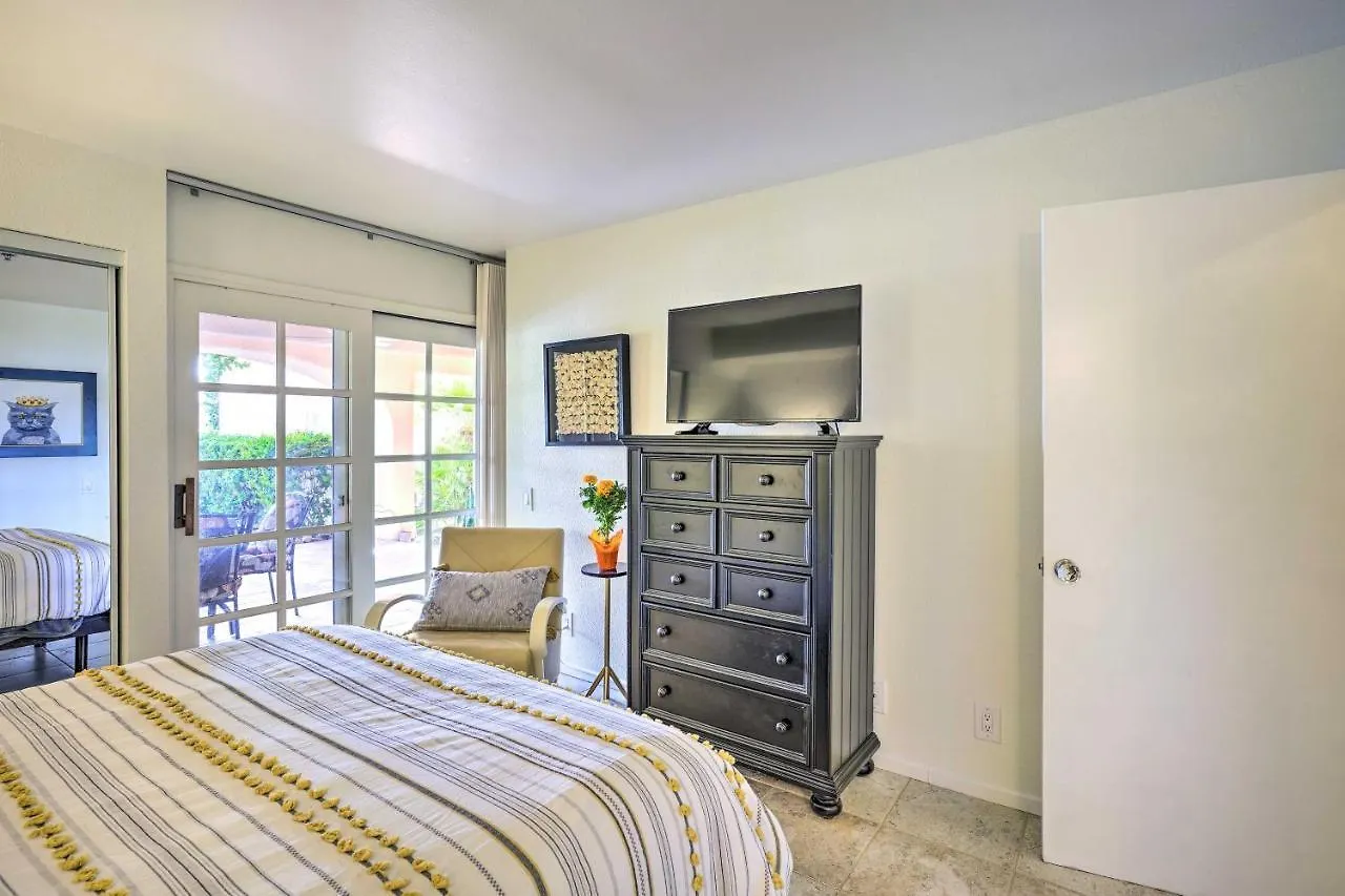 Condo With Patio, Walk To Downtown Palm Springs!